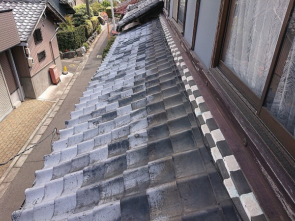 汚れのある瓦屋根
